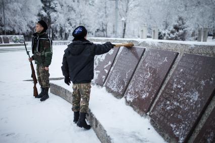 Кадеты кадетской школы имени генерала Ермолова в сквере памяти Ставрополя.