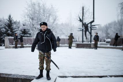 Кадеты кадетской школы имени генерала Ермолова в сквере памяти Ставрополя.