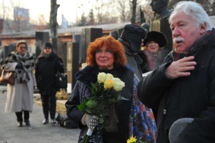 В Москве на Новодевичьем кладбище открыли памятник поэтессе Белле Ахмадулиной. На снимке: жена Тонино Гуэрра Лора Гуэрра.