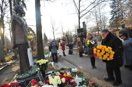 В Москве на Новодевичьем кладбище открыли памятник поэтессе Белле Ахмадулиной. На снимке:  актриса Ольга Прокофьева и актер Валерий Гаркалин.