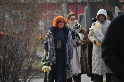 В Москве на Новодевичьем кладбище открыли памятник поэтессе Белле Ахмадулиной. На снимке: жена Тонино Гуэрра Лора Гуэрра (слева).