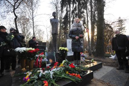 В Москве на Новодевичьем кладбище открыли памятник поэтессе Белле Ахмадулиной.