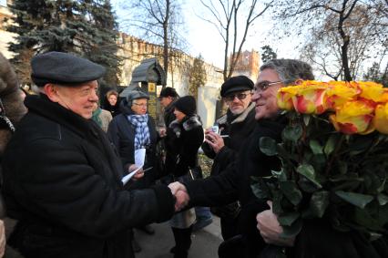 В Москве на Новодевичьем кладбище открыли памятник поэтессе Белле Ахмадулиной. На снимке: художник и скульптор Борис Мессерер, муж Беллы Ахмадулиной (слева) и актер Валерий Гаркалин.