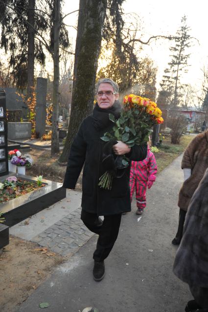 В Москве на Новодевичьем кладбище открыли памятник поэтессе Белле Ахмадулиной. На снимке: актер Валерий Гаркалин.