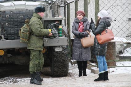 Новобранцы прощаются с близкими