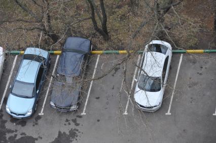 Автомобили припаркованные во дворе.