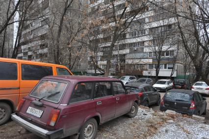 Автомобили припаркованные во дворе.