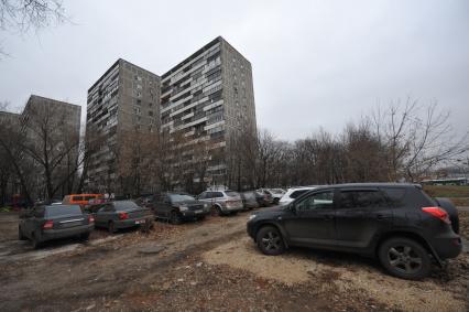 Автомобили припаркованные во дворе.