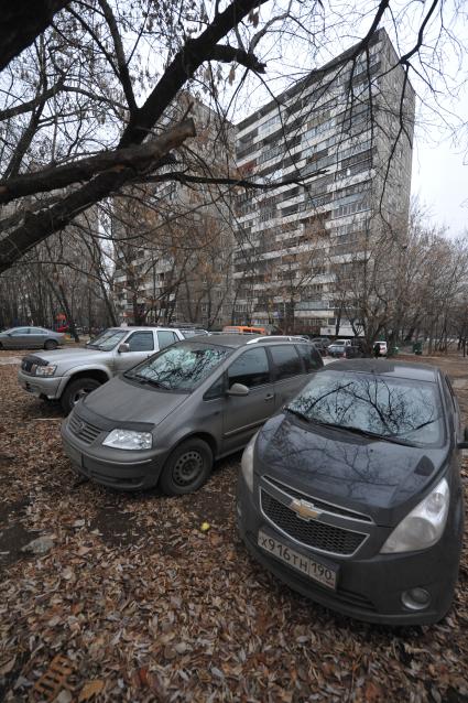 Автомобили припаркованные во дворе.