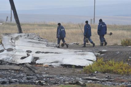 Село Грабово. Место крушения самолета Boeing 777 авиакомпании Malaysia Airlines, выполнявшего плановый рейс MH17 из Амстердама в Куала-Лумпур, произошедшая 17.07.14. На снимке: сотрудники МЧС Украины.