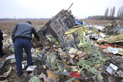 Село Грабово. Место крушения самолета Boeing 777 авиакомпании Malaysia Airlines, выполнявшего плановый рейс MH17 из Амстердама в Куала-Лумпур, произошедшая 17.07.14. На снимке: обломки самолета.