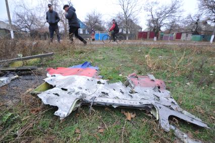 Село Грабово. Место крушения самолета Boeing 777 авиакомпании Malaysia Airlines, выполнявшего плановый рейс MH17 из Амстердама в Куала-Лумпур, произошедшая 17.07.14. На снимке: обшивка самолета, посеченную осколками диаметром в двухрублевые монеты.