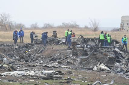 Село Грабово. Место крушения самолета Boeing 777 авиакомпании Malaysia Airlines, выполнявшего плановый рейс MH17 из Амстердама в Куала-Лумпур, произошедшая 17.07.14. На снимке: голландские специалисты, сотрудники ОБСЕ и МЧС Украины.