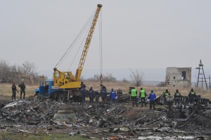 Село Грабово. Место крушения самолета Boeing 777 авиакомпании Malaysia Airlines, выполнявшего плановый рейс MH17 из Амстердама в Куала-Лумпур, произошедшая 17.07.14. На снимке: голландские специалисты, сотрудники ОБСЕ и МЧС Украины.