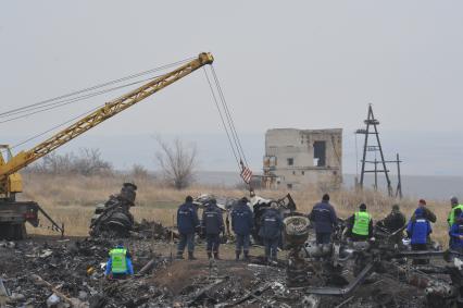 Село Грабово. Место крушения самолета Boeing 777 авиакомпании Malaysia Airlines, выполнявшего плановый рейс MH17 из Амстердама в Куала-Лумпур, произошедшая 17.07.14. На снимке: голландские специалисты, сотрудники ОБСЕ и МЧС Украины.