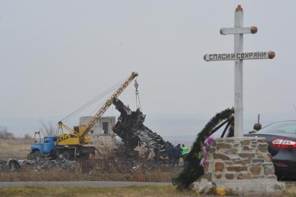 Село Грабово. Место крушения самолета Boeing 777 авиакомпании Malaysia Airlines, выполнявшего плановый рейс MH17 из Амстердама в Куала-Лумпур, произошедшая 17.07.14. На снимке: грузоподъемный кран поднимает кусок фюзеляжа.