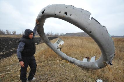 Село Грабово. Место крушения самолета Boeing 777 авиакомпании Malaysia Airlines, выполнявшего плановый рейс MH17 из Амстердама в Куала-Лумпур, произошедшая 17.07.14. На снимке: обломки самолета.