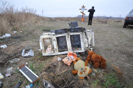 Село Грабово. Место крушения самолета Boeing 777 авиакомпании Malaysia Airlines, выполнявшего плановый рейс MH17 из Амстердама в Куала-Лумпур, произошедшая 17.07.14. На снимке: детские игрушки на месте крушения самолета.