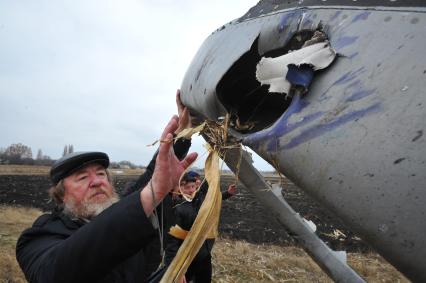 Село Грабово. Место крушения самолета Boeing 777 авиакомпании Malaysia Airlines, выполнявшего плановый рейс MH17 из Амстердама в Куала-Лумпур, произошедшая 17.07.14. На снимке: специальный корреспондент КП Николай Варсегов исследует обломки самолета.