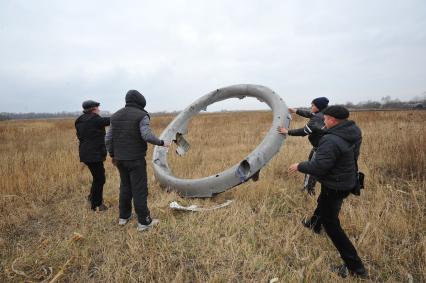 Село Грабово. Место крушения самолета Boeing 777 авиакомпании Malaysia Airlines, выполнявшего плановый рейс MH17 из Амстердама в Куала-Лумпур, произошедшая 17.07.14. На снимке: обломки самолета.