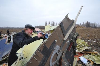 Село Грабово. Место крушения самолета Boeing 777 авиакомпании Malaysia Airlines, выполнявшего плановый рейс MH17 из Амстердама в Куала-Лумпур, произошедшая 17.07.14. На снимке: специальный корреспондент КП Николай Варсегов фотографирует обломки самолета.