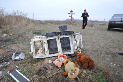 Село Грабово. Место крушения самолета Boeing 777 авиакомпании Malaysia Airlines, выполнявшего плановый рейс MH17 из Амстердама в Куала-Лумпур, произошедшая 17.07.14. На снимке: детские игрушки на месте крушения самолета.