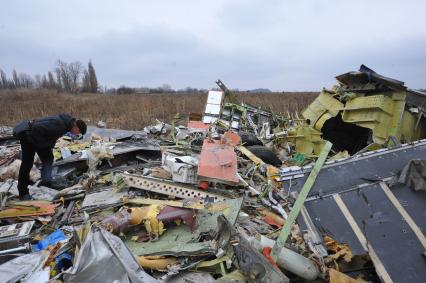 Село Грабово. Место крушения самолета Boeing 777 авиакомпании Malaysia Airlines, выполнявшего плановый рейс MH17 из Амстердама в Куала-Лумпур, произошедшая 17.07.14. На снимке: обломки самолета.