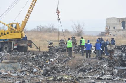 Село Грабово. Место крушения самолета Boeing 777 авиакомпании Malaysia Airlines, выполнявшего плановый рейс MH17 из Амстердама в Куала-Лумпур, произошедшая 17.07.14. На снимке: голландские специалисты, сотрудники ОБСЕ и МЧС Украины.