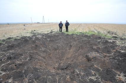 Село Грабово. Место крушения самолета Boeing 777 авиакомпании Malaysia Airlines, выполнявшего плановый рейс MH17 из Амстердама в Куала-Лумпур, произошедшая 17.07.14. На снимке: специальный корреспондент КП Николай Варсегов (справа) у воронки.