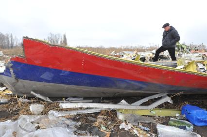 Село Грабово. Место крушения самолета Boeing 777 авиакомпании Malaysia Airlines, выполнявшего плановый рейс MH17 из Амстердама в Куала-Лумпур, произошедшая 17.07.14. На снимке: обломки самолета.