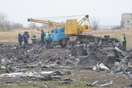 Село Грабово. Место крушения самолета Boeing 777 авиакомпании Malaysia Airlines, выполнявшего плановый рейс MH17 из Амстердама в Куала-Лумпур, произошедшая 17.07.14. На снимке: голландские специалисты, сотрудники ОБСЕ и МЧС Украины.