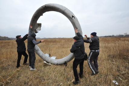 Село Грабово. Место крушения самолета Boeing 777 авиакомпании Malaysia Airlines, выполнявшего плановый рейс MH17 из Амстердама в Куала-Лумпур, произошедшая 17.07.14. На снимке: обломки самолета.