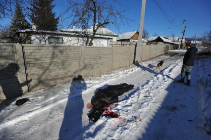 Донецк. Украинские силовики обстреляли из установок `Град` улицу Одинцова в Куйбышевском районе. На снимке: убитый мужчина.