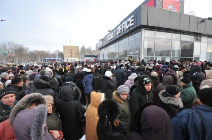 Донецк. Власти ДНР начали выплачивать пенсии. На снимке: люди стоят в очереди возле арены `Дружба\" - Донбасс`.