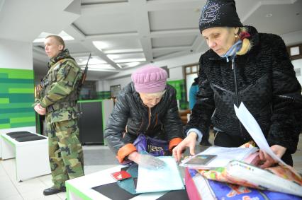 Донецк. Власти ДНР начали выплачивать пенсии. На снимке: пенсионерка получает деньги в бывшем офис `Приват-банка` на улице Артема 63.