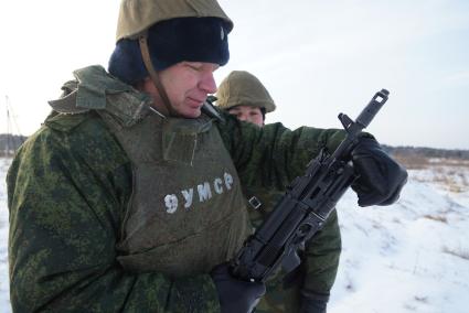 Плановые учения министров и чиновников Свердловской области на территории Еланского учебного центра. На фото: чиновник стреляет из подствольного гранатомета ГП-30