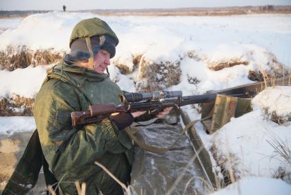 Плановые учения министров и чиновников Свердловской области на территории Еланского учебного центра. На фото: чиновник стреляет из Снайперская винтовка Драгунова - СВД