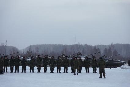 Плановые учения министров и чиновников Свердловской области на территории Еланского учебного центра. На фото: механики-водители БМП-2 перед посадкой чиновников на машины