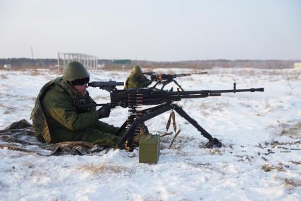 Плановые учения министров и чиновников Свердловской области на территории Еланского учебного центра. На фото: чиновник стреляет из крупнокалиберного 12,7-мм пулемета \"Корд\"