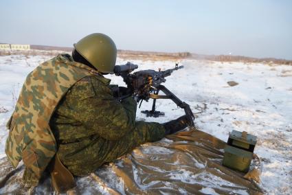 Плановые учения министров и чиновников Свердловской области на территории Еланского учебного центра. На фото: чиновник стреляет из крупнокалиберного 12,7-мм пулемета \"Корд\"