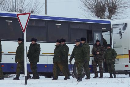 Плановые учения министров и чиновников Свердловской области на территории Еланского учебного центра. На фото: чиновники и министры в военной форме выходят из автобусов перед посадкой на БМП-2