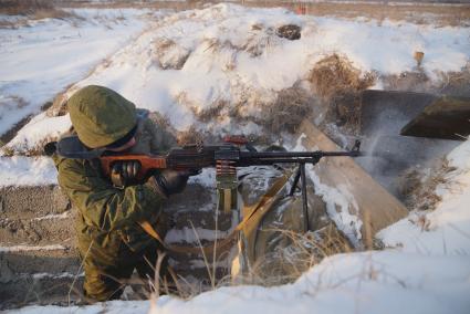 Плановые учения министров и чиновников Свердловской области на территории Еланского учебного центра. На фото: чиновник стреляет из 7,62-мм ручной пулемет ПК Калашников