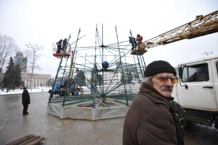 Донецк. Монтаж новогодней елки на площади Ленина.