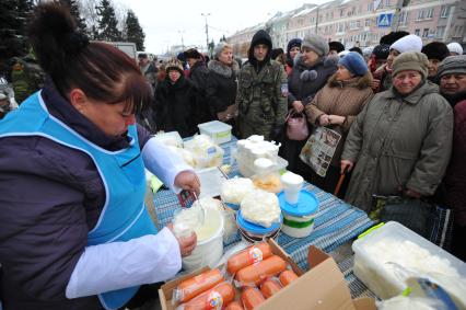 Макеевка. Социальная ярмарка недорогих продуктов, организованная властью ДНР. На снимке: люди стоят в очереди за продуктами.