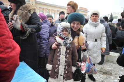 Макеевка. Социальная ярмарка недорогих продуктов, организованная властью ДНР. На снимке: люди стоят в очереди за продуктами.