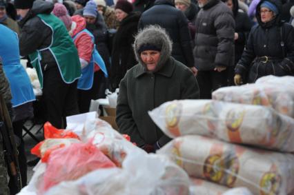 Макеевка. Социальная ярмарка недорогих продуктов, организованная властью ДНР. На снимке: люди стоят в очереди за продуктами.