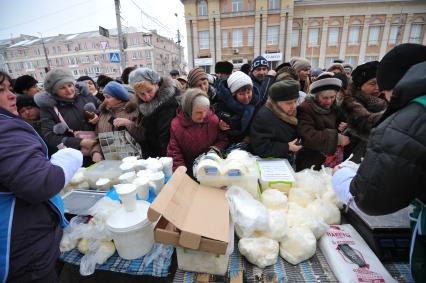 Макеевка. Социальная ярмарка недорогих продуктов, организованная властью ДНР. На снимке: люди стоят в очереди за продуктами.