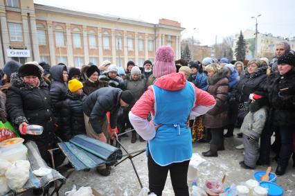 Макеевка. Социальная ярмарка недорогих продуктов, организованная властью ДНР. На снимке: люди стоят в очереди за продуктами.