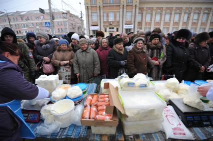 Макеевка. Социальная ярмарка недорогих продуктов, организованная властью ДНР. На снимке: люди стоят в очереди за продуктами.