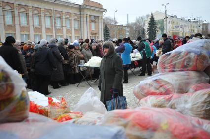 Макеевка. Социальная ярмарка недорогих продуктов, организованная властью ДНР. На снимке: люди стоят в очереди за продуктами.